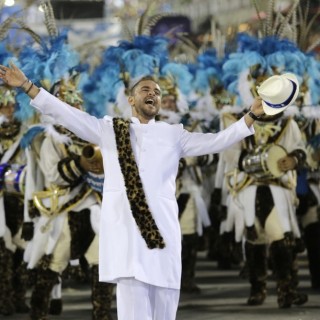 O cantor Diogo Nogueira durante desfile da escola de samba Portela