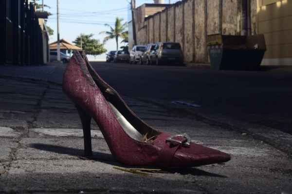 Acessório usado por Travesti na rua Julia Lacourt Penna em Jardim Camburi - Editoria: Cidades