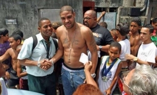Adriano mata saudade do Rio e visita favela