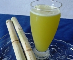 Água de coco, isotônicos, caldo de cana e água são as melhores opções de hidratação durante a corrida