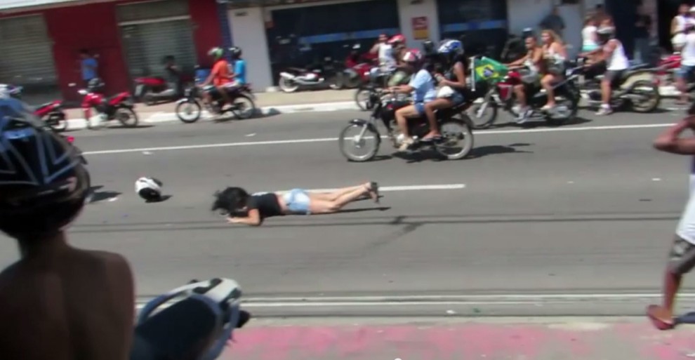 Internauta filma momento em que motociclista empina moto e carona cai no ch u00e3o Adesivo De Bailarina ~ Internauta filma momento em que motociclista empina moto e carona cai no ch u00e3o