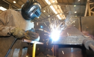 VAGAS URGENTES para SOLDADORES e SERRALHEIROS