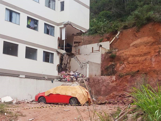 Pedra rola de morro e atinge prédio em Santa Teresa | 06/10/2015