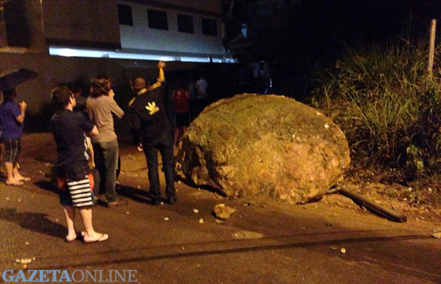 Pedra rola de morro e atinge prédio em Santa Teresa | 06/10/2015