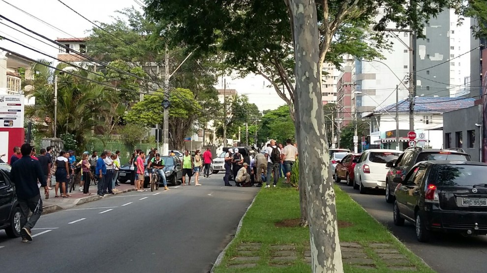 Carro capota na Praia do Canto em Vitória A Gazeta