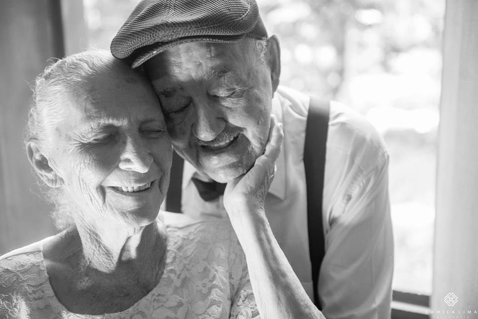 Juntos há 69 anos, casal de Vitória faz ensaio e fotos bombam na web