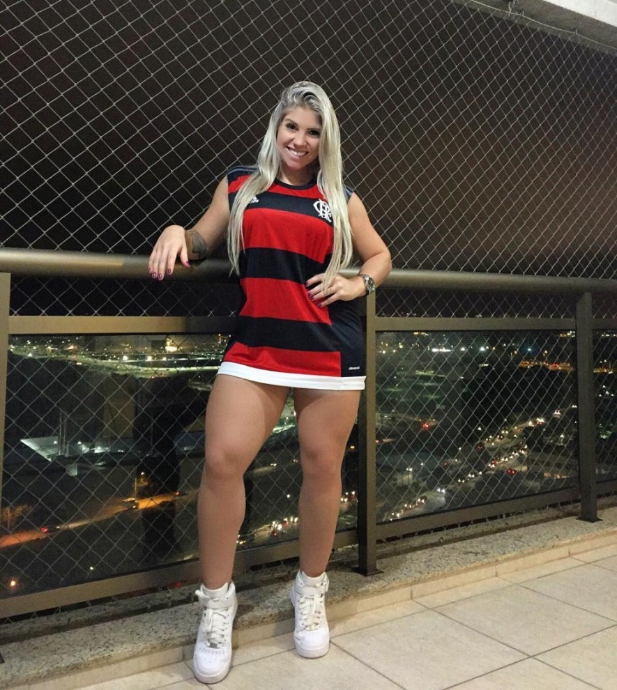 Esposa de goleiro do Flamengo faz sucesso ao exibir corpão na web A