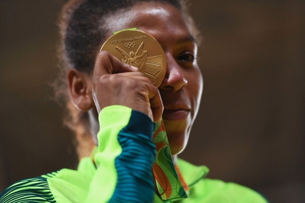 Rafaela Silva dedica ouro às crianças de comunidades e cita infância dura