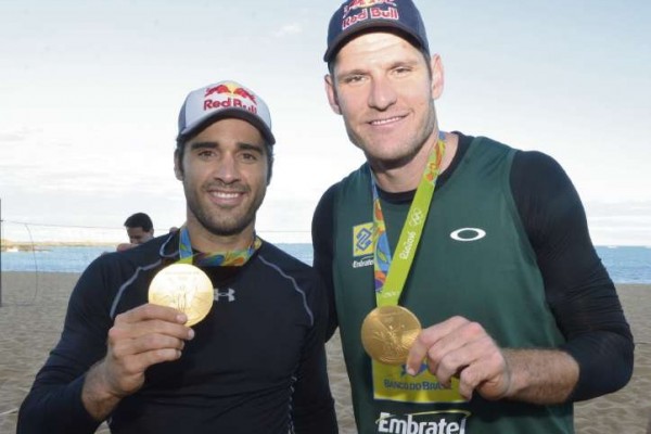 ES - Vila Velha - Medalhistas olímpicos de volêi de praia, Alison Cerutti e Bruno Schimidt