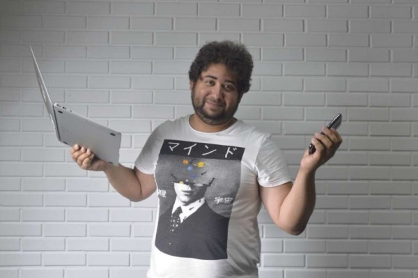 Clayton fica ansioso quando não está conectado à internet. "Levo o computador para todos os lugares"