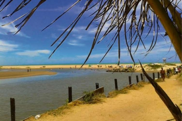 Praia da Guaxindiba, na foz do Rio Itaúnas