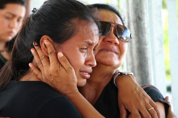 Parentes dos mortos na rebelião do COMPAJ buscam informações sobre a liberação dos corpos e se emocionam em frente ao Instituto Médico Legal (IML) em Manaus (AM)