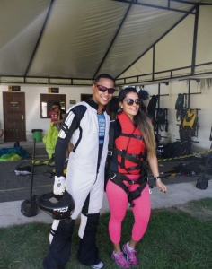 Camila saltou com o marido Murilo, que é paraquedista