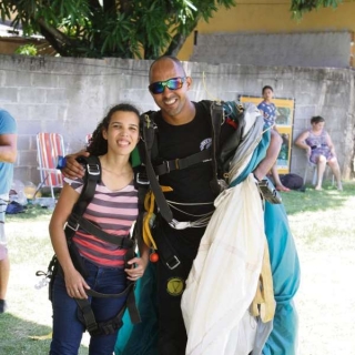 Bárbara Oliveira com o instrutor de paraquedismo