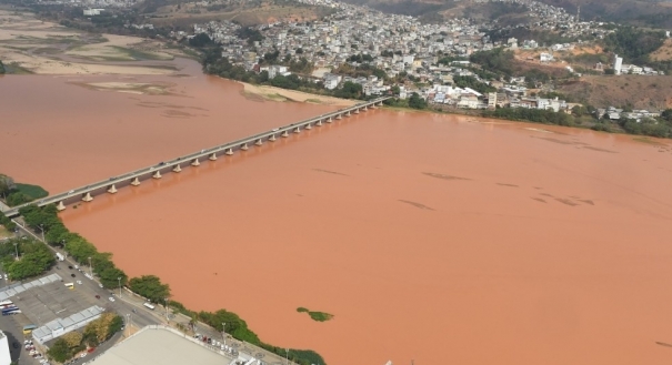 Rio Doce em Colatina durante a "passagem" da lama de rejeitos de minério da Samarco