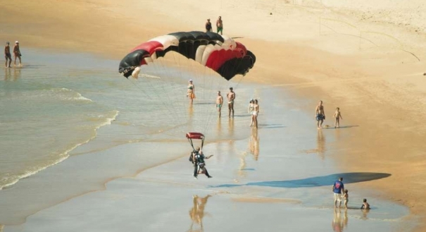 Praia do Morro é um dos pontos de pouso para quem curte o salto de paraquedas saindo do aeródromo de Guarapari