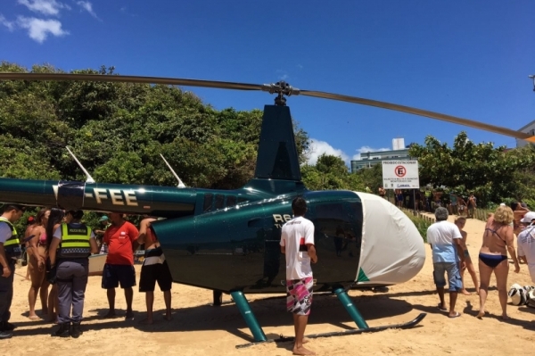Helicóptero pousa na Praia da Bacutia e revolta banhistas