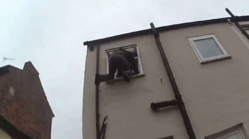 Resultado de imagem para Assaltante trapalhão fica preso em janela ao tentar invadir casa na Inglaterra