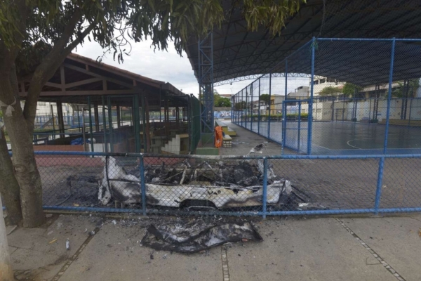 Trailer da PM foi incendiado em Goiabeiras