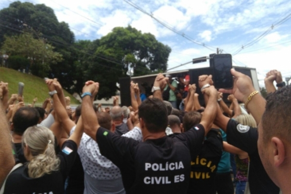Policiais civis se uniram aos PMs no Quartel da Polícia Militar