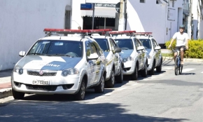 Viaturas estão paradas em companhia da PM no bairro Ilha de Santa Maria