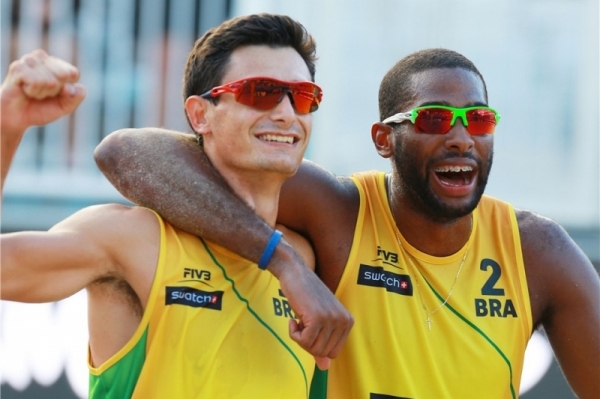 André Stein está jogando ao lado de Evandro