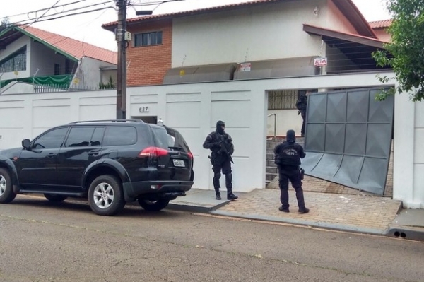 Viaturas da Polícia Federal no Ministério da Agricultura
