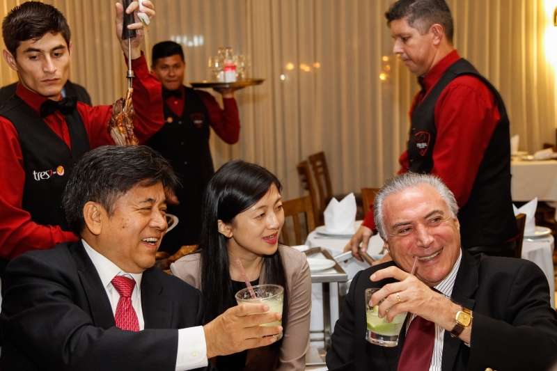 Resultado de imagem para temer na churrascaria