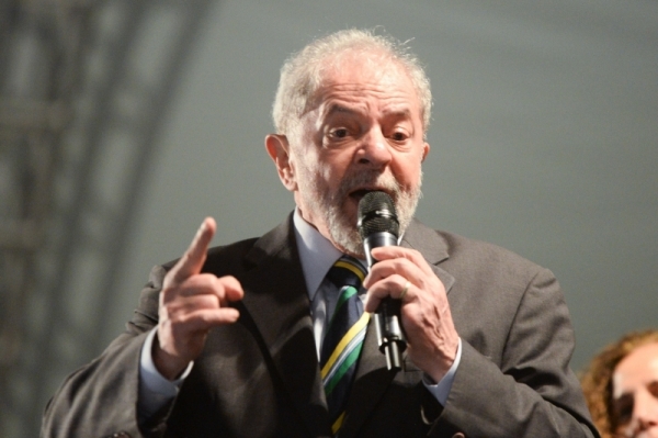 Os ex-presidente Luiz Inácio Lula da Silva participou de ato favorável a Lula na Praça Santos Andrade, em Curitiba (PR), na noite desta quarta-feira