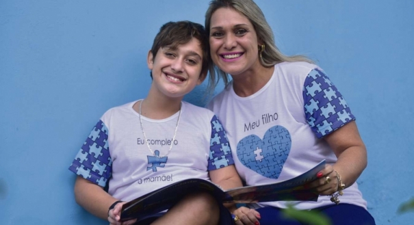 Mãe de três, um deles Felipe, 13, que é autista, ela mudou de vida por causa do filho e hoje preside a Associação dos Amigos dos Autistas do Espírito Santo (Amaes) e ouve diversos relatos