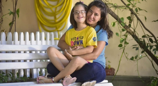 Ela é mãe de Juana, 12, que tem síndrome de down, e cita a importância das escolas se adaptarem às necessidades de cada criança e as dificuldades de professores, sem estrutura