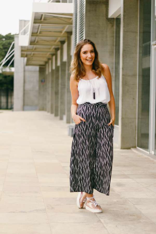 tenis amarrado no tornozelo