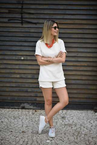 tenis amarrado no tornozelo