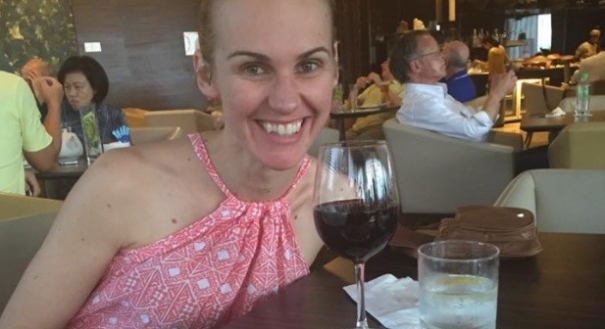 A australiana está se recuperando novamente com a ajuda de colete cervical, ao lado do marido e dos dois filhos