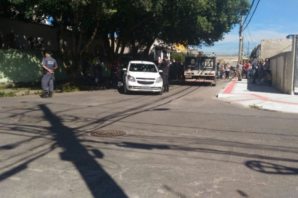 No carro dirigido por Andretti, as marcas do intenso tiroteio