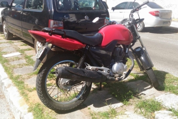 Dupla usava moto para fazer arrastões