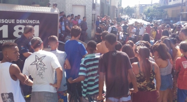 Um garoto de 13 anos e um rapaz de 20 anos foram assassinados a tiros