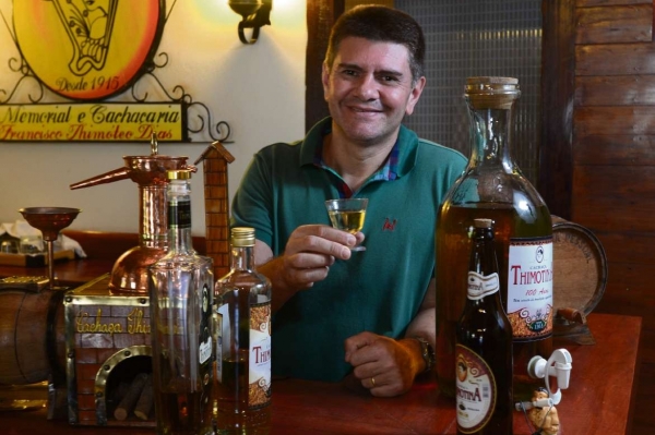 Hoje, Paulo Soares A� o responsA?vel pela cachaA�a que jA? era  produzida por seu bisavA?, ThimA?teo