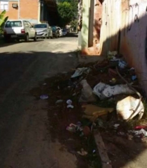 Apesar de reclamação, lixo continua acumulado em calçada do bairro Zumbi, no Sul
