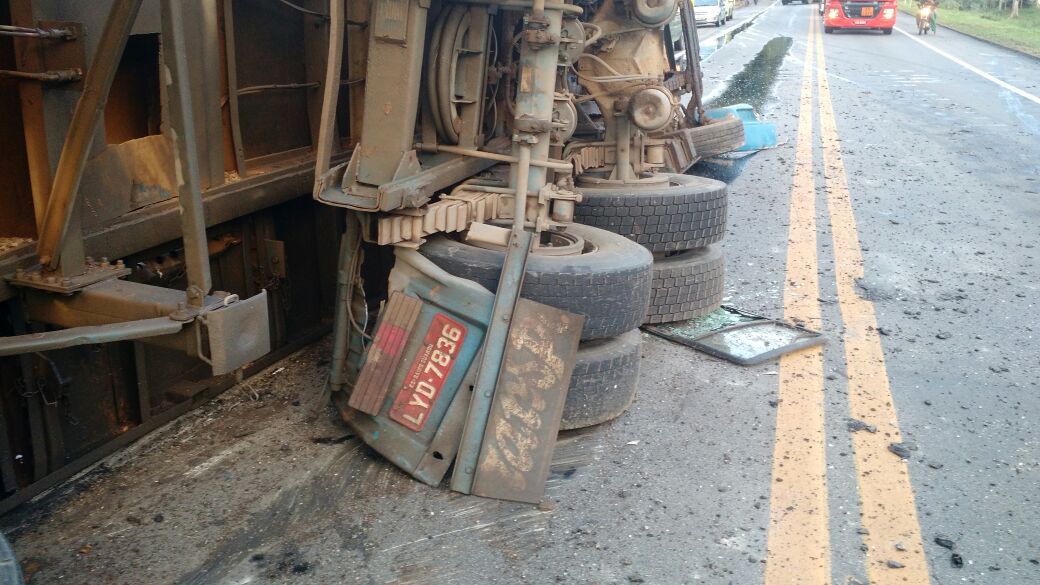 Acidente entre ambulâncias, ônibus e carreta deixa mortos em Guarapari