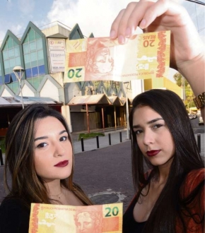  As estudantes de Direito Gabriella Rodrigues, 20, e Rafaela Scarlete, 19, discordam da cobranA�a desigual. Elas acreditam que a prA?tica soa como machista