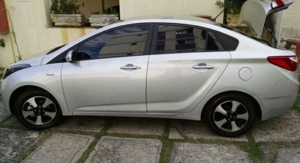 Carro roubado pelos criminosos