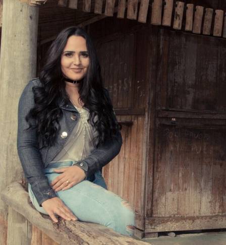 Cantora vai assinar sem o MC e não cantará músicas religiosas em shows