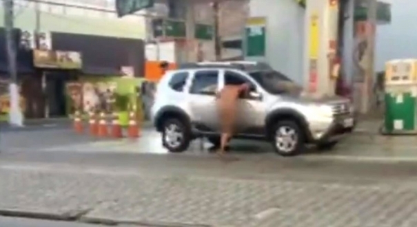 Mulher tentou invadir carro parado em posto de gasolina em São Vicente, São Paulo