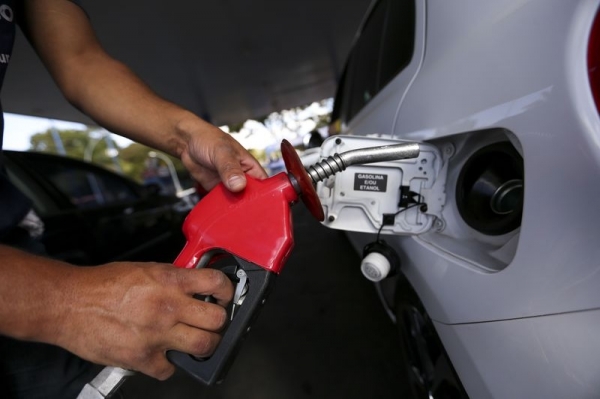 O aumento começou a valer na sexta (21). Segundo o governo, a tributação sobre a gasolina subiu R$ 0,41 por litro