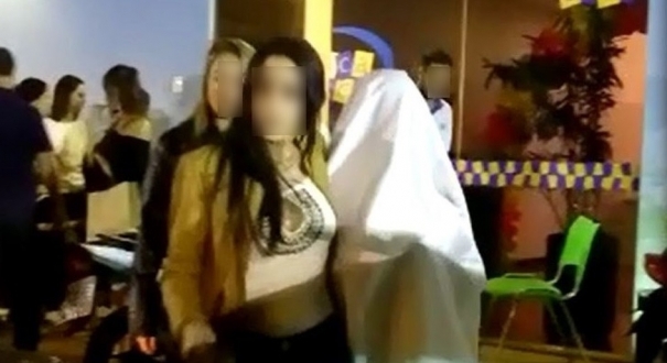 Pâmela usa uma toalha de mesa para deixar a festa de 1 ano do bebê que nunca existiu em Ribeirão Preto, SP