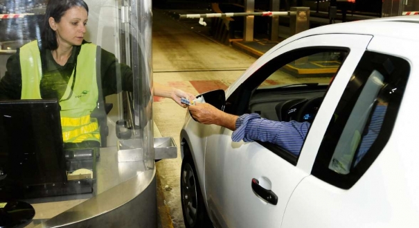 Pagamento de pedágio na BR 101