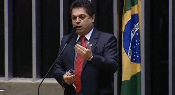 Ao fim do discurso, que ele compartilhou na íntegra em seu Facebook, o deputado recebeu críticas de outros parlamentares