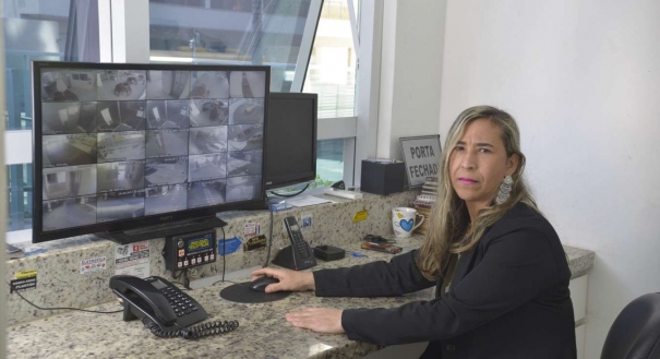 Rosely Gera, que trabalha na portaria do condomínio Acquabella, monitora as 36 câmeras do local