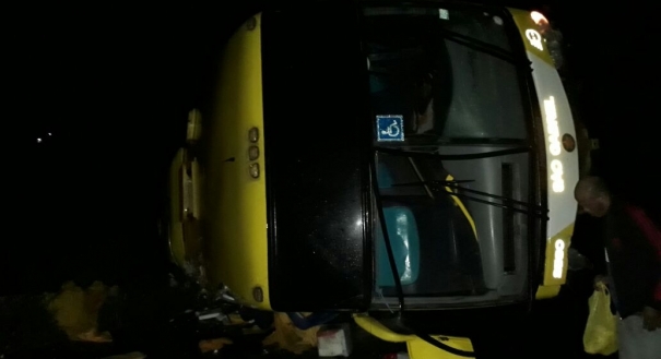 Ônibus com trabalhadores do Espírito Santo tombou na Bahia